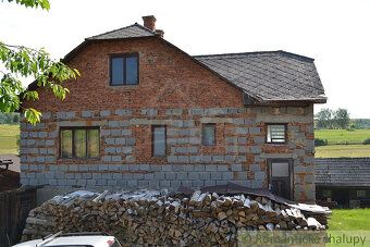 Rodinný dom bol postavený v 70-tých rokoch z tehál a kvádrov
