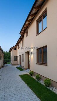 Táto stavba svojou veľkorysou úžitkovou plochou (2x cca 250 