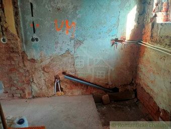 Tehlový čiastočne rekonštruovaný priestranný slnečný rodinný