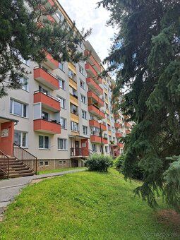 Na prenájom ciastocne zariadeny 2- izbový panelový byt vo Zv