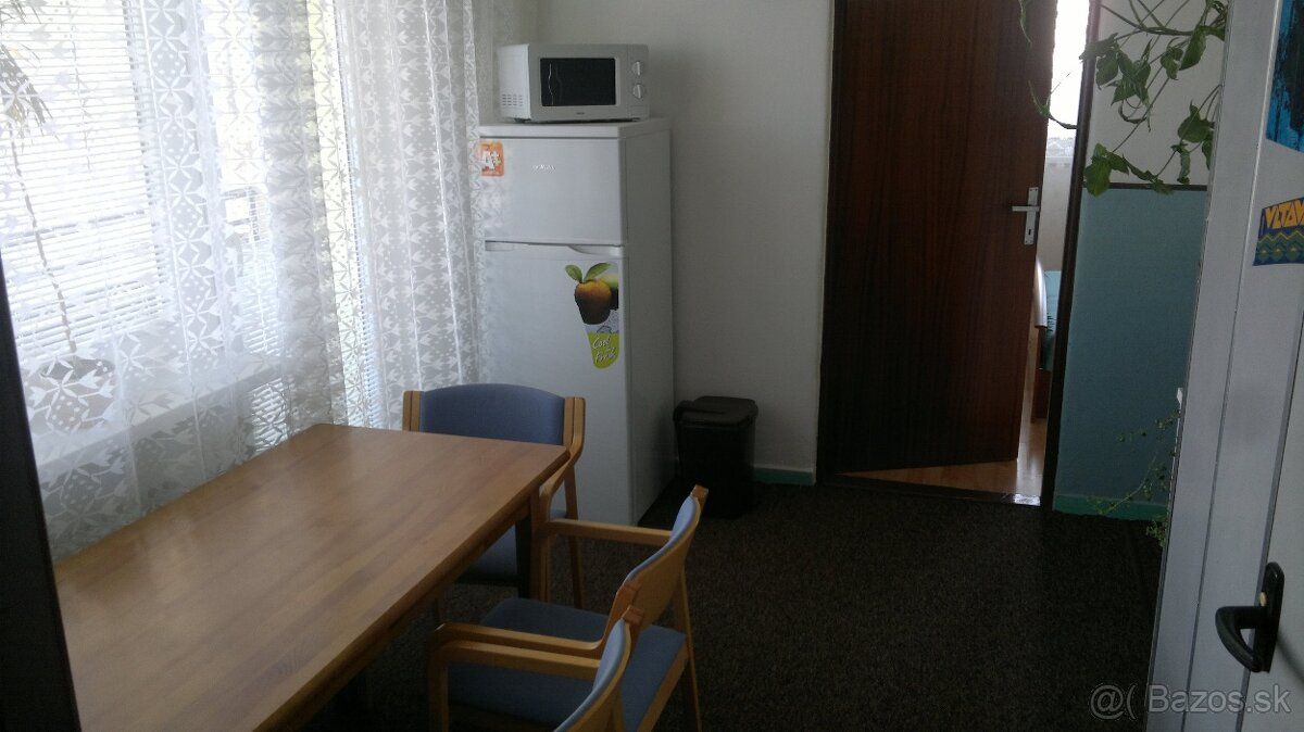 Ponúkam do prenájmu 3 izbový byt. V byte sa nachádza automat
