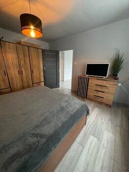 Ponúkam na prenájom väčšiu garsónku, 25m2 s balkónom, na dru