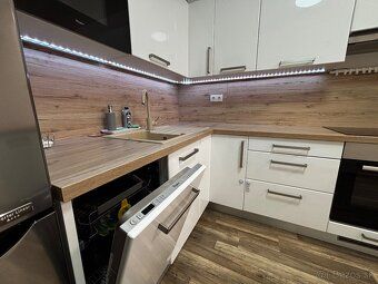 Ponúkame na predaj moderný a kompletne zariadený 2-izbový by