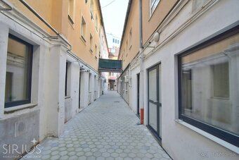 dvoj izbový - priestor má dve samostatne izby .. BA1 - Obcho