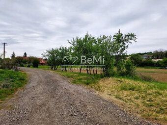 Ponúkame na predaj slnečný stavebný pozemok o výmere 1 098 m