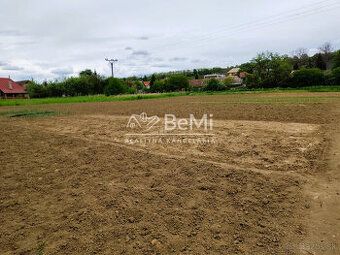 Ponúkame na predaj slnečný stavebný pozemok o výmere 1 098 m