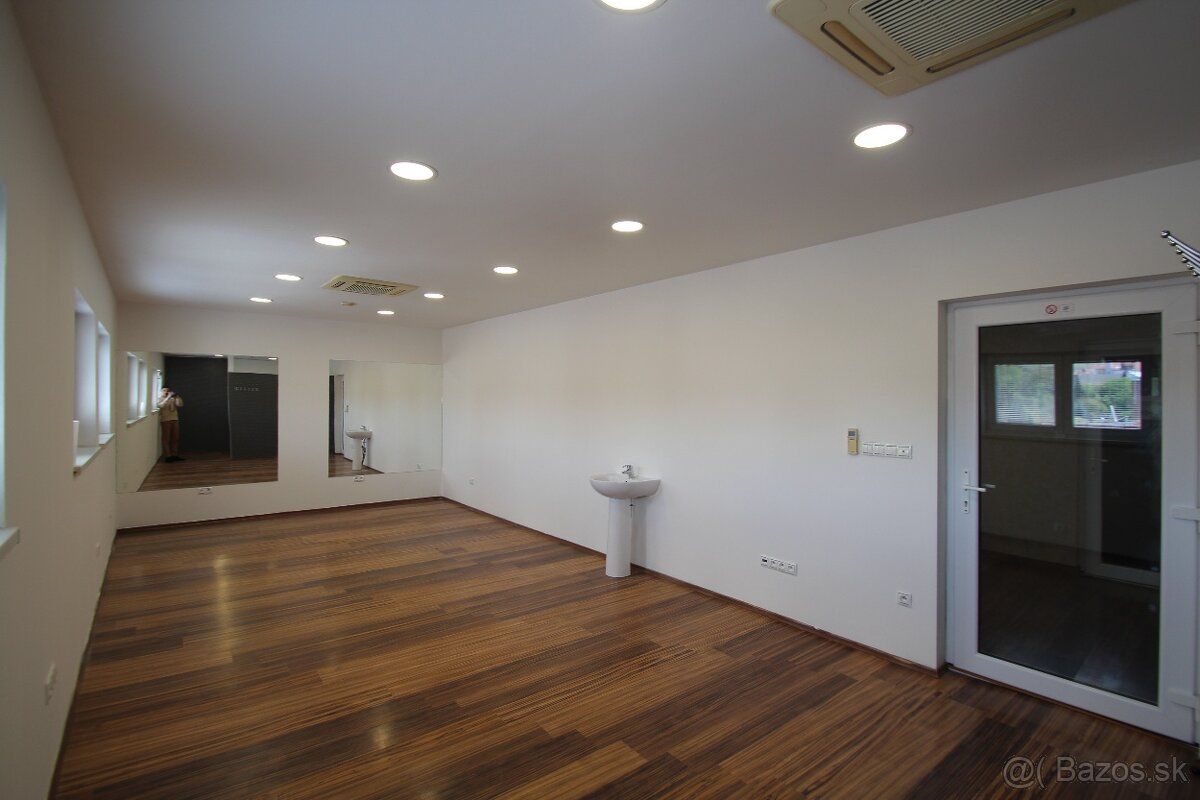 Na prenájom kancelárske priestory o rozlohe 60 m2 s parkovis