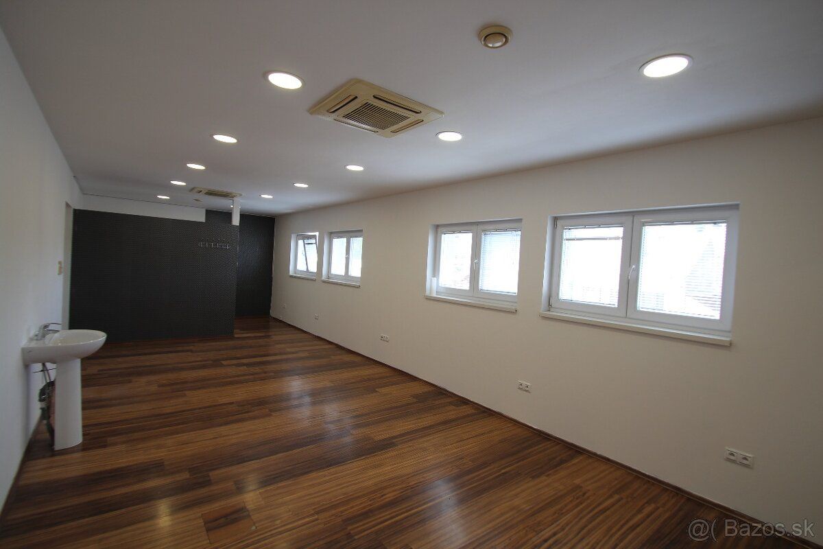 Na prenájom kancelárske priestory o rozlohe 60 m2 s parkovis