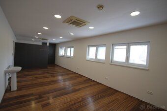 Na prenájom kancelárske priestory o rozlohe 60 m2 s parkovis