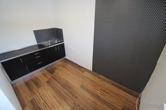 Na prenájom kancelárske priestory o rozlohe 60 m2 s parkovis