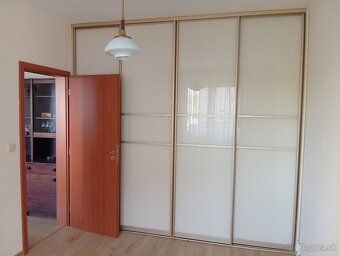 Ponúkam na prenájom priestranný 3-izbový byt s výmerou 72 m²