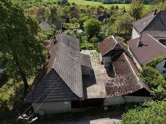 Ponúkame na predaj rodinný dom z roku 1950 v pokojnej osade 