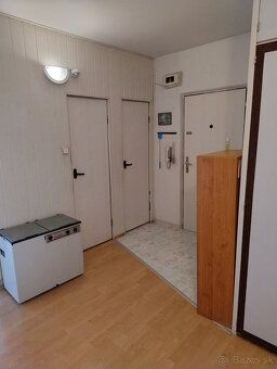 Ponúkam na predaj čiastočne upravený 2 izbový byt v osobnom 