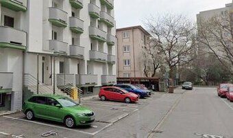 Mám na prenájom garážové státie na Nevädzovej ulici v OC Ret