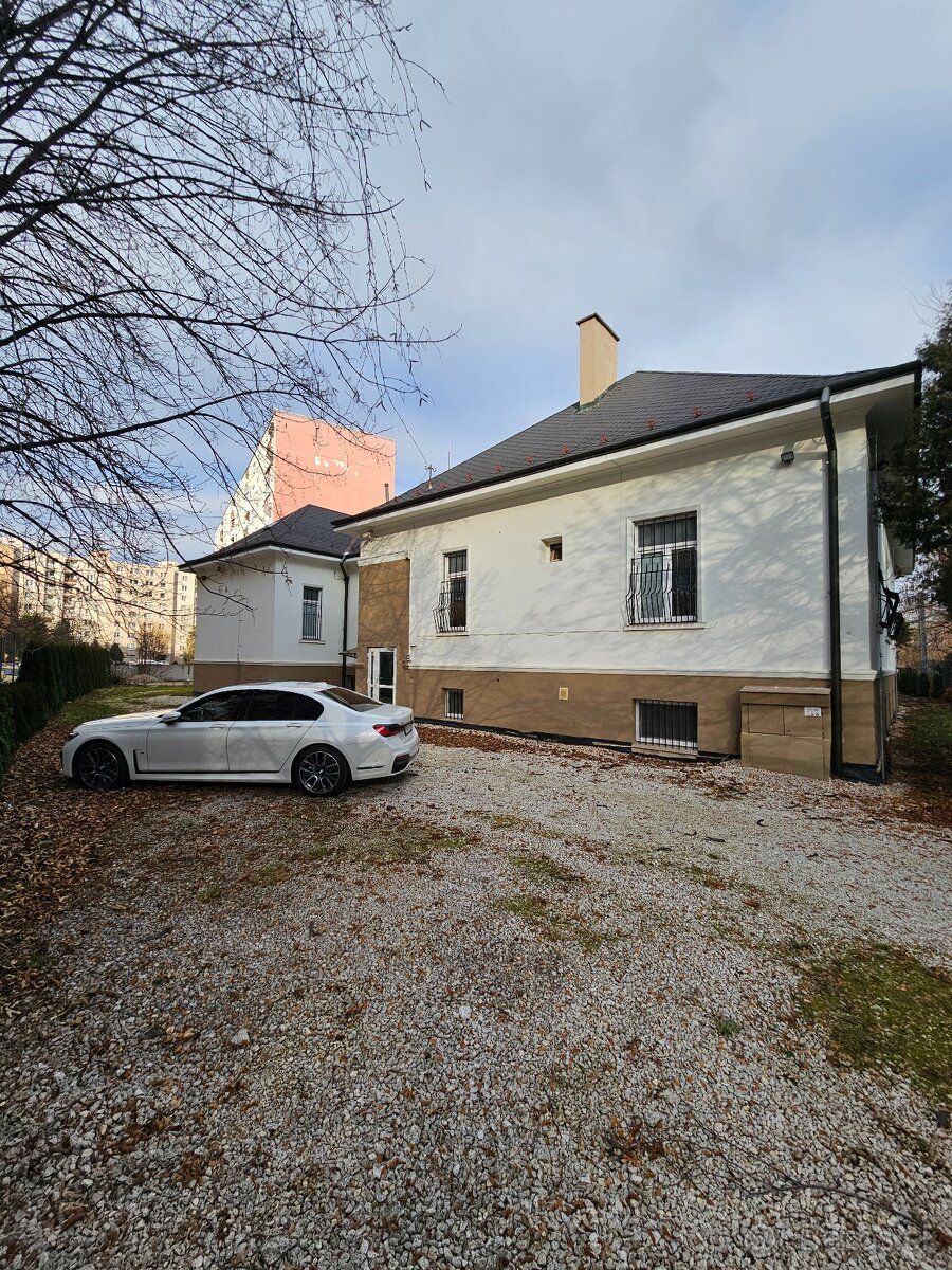 Prenajmem budovu v centre Nového Mesta nad Váhom, využívanú 
