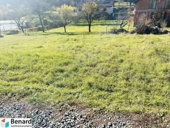 Ponúkame na predaj pozemok v obci Chmiňany, v lokalite s dob
