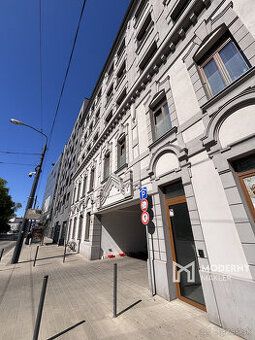 Typ: Garáže a parkovacie miesta Ulica: Námestie 1.mája Obec: