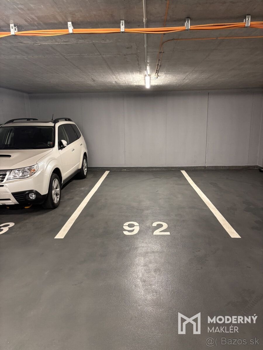 Typ: Garáže a parkovacie miesta Ulica: Námestie 1.mája Obec: