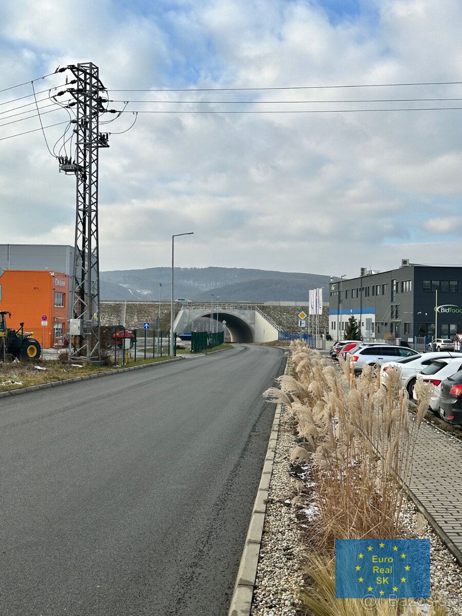 Ponúkame na predaj v novo vybudovanom priemyselnom parku Pre