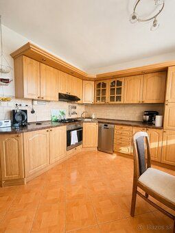 Ponúkame na predaj priestranný 3-izbový byt s výmerou 76 m²,