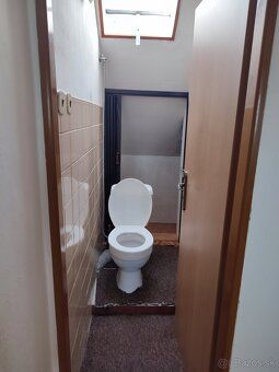 Ponúkame na predaj krásny 2-podlažný, 6-izbový rodinný dom v