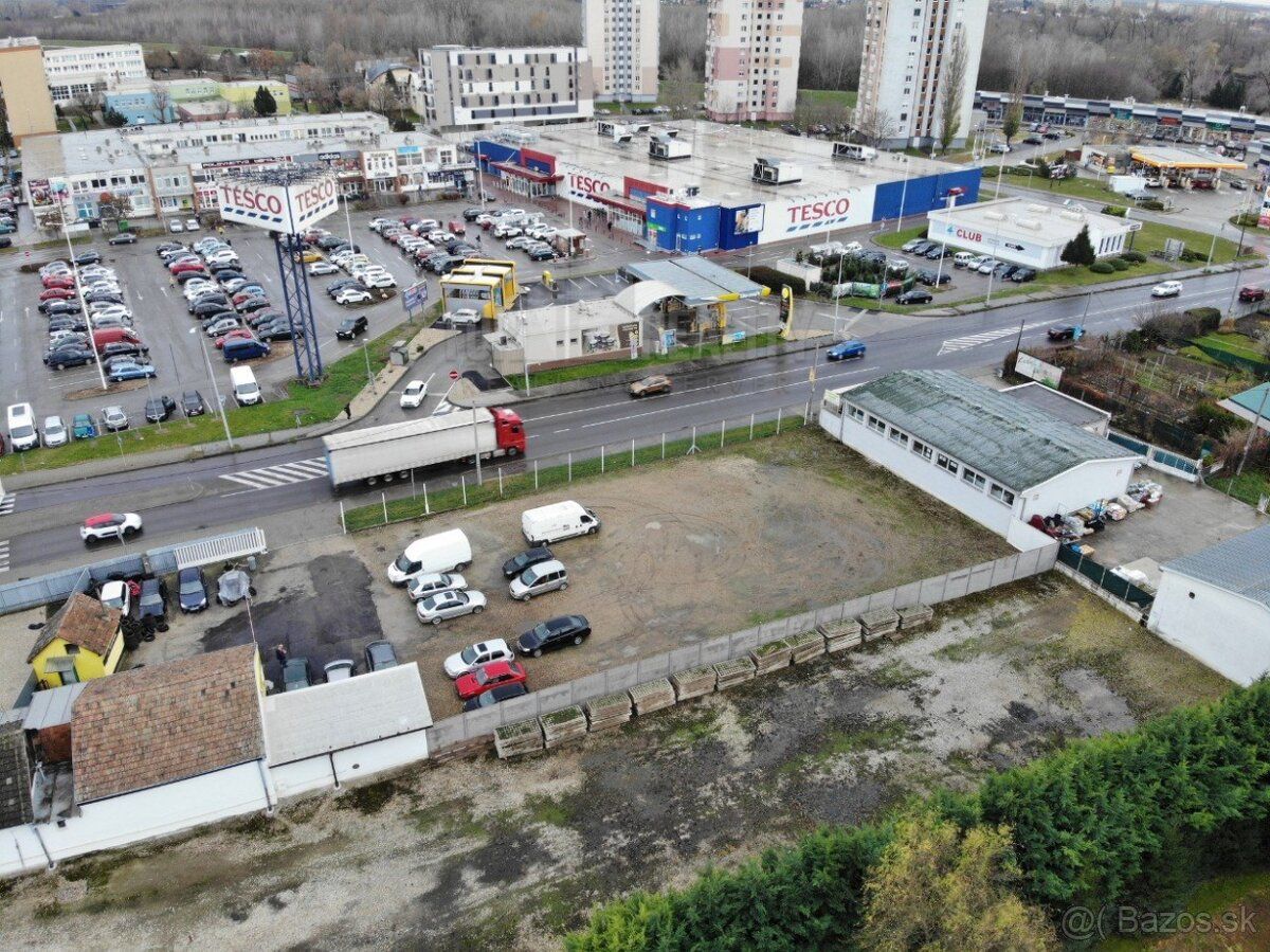 Naša spoločnosť je dlhodobým nájomcom na pozemku v Šali. Na 