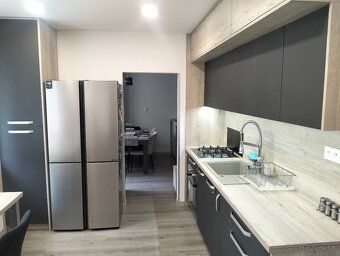 Ponúkam na predaj 3 izbový byt s balkónom po komplet rekonšt