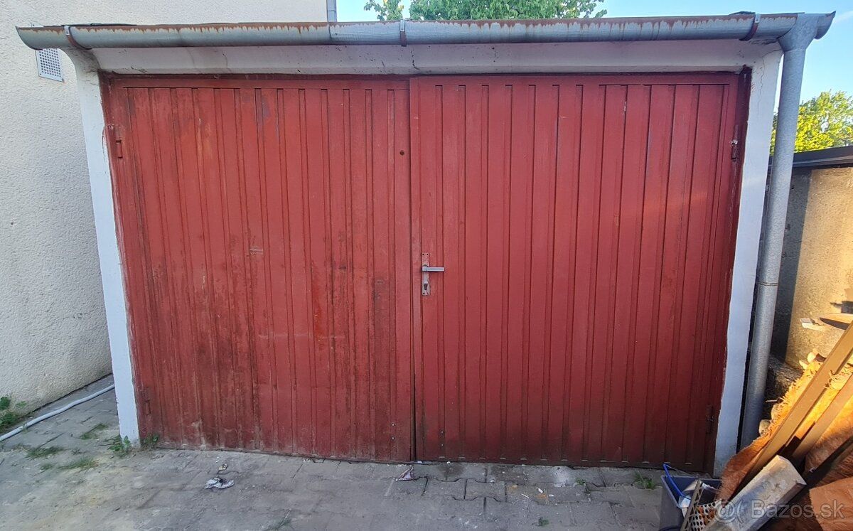 Garáž je prefabrikovaná železobetónová. Vonkajšie rozmery sú