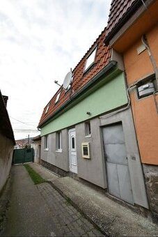 je postavený na kovovej konštrukcii so sendvičovými panelmi,