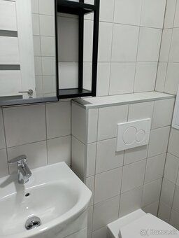 Ponúkame na prenájom moderný, veľký 43 m2 byt, vkusne komple