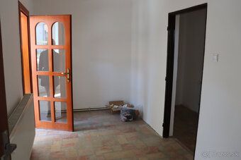 Dám do prenájmu obchodné priestory v Štúrove na ulici Komens