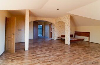 ID:9947 Ponúkame na predaj priestrannú a elegantnú rodinnú v