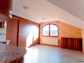 ID:9947 Ponúkame na predaj priestrannú a elegantnú rodinnú v