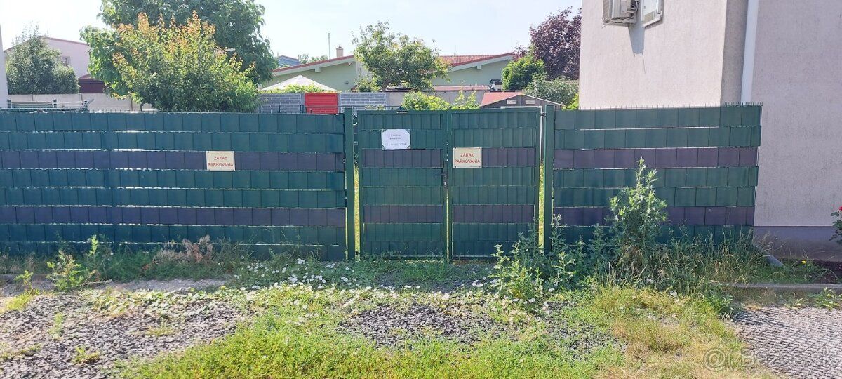 Predám záhradu 160m2 s dvoma parkovacími miestami. Nachádza 