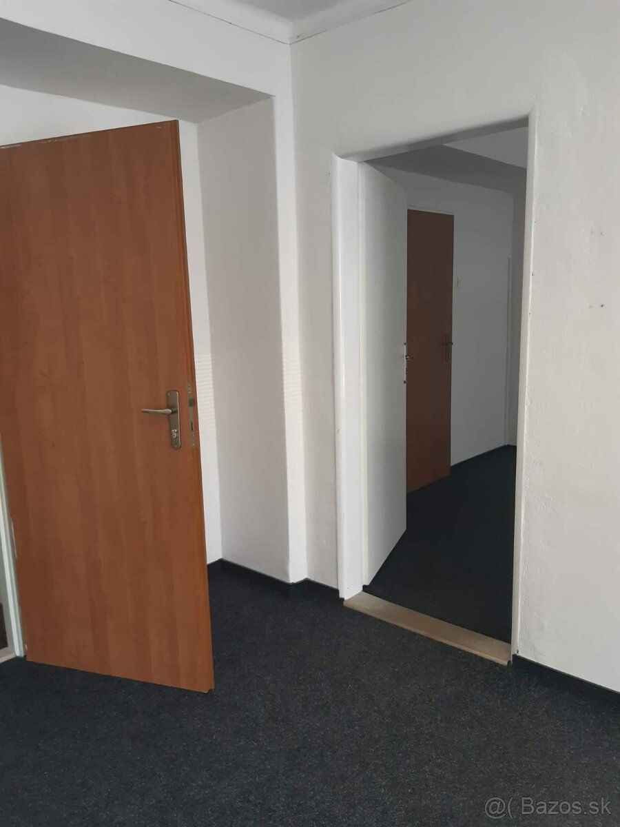 Ponúkame dvoj-kancelárie s balkónom 5 minút od centra mesta.