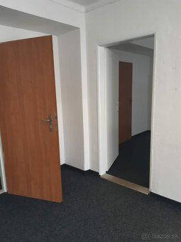 Ponúkame dvoj-kancelárie s balkónom 5 minút od centra mesta.