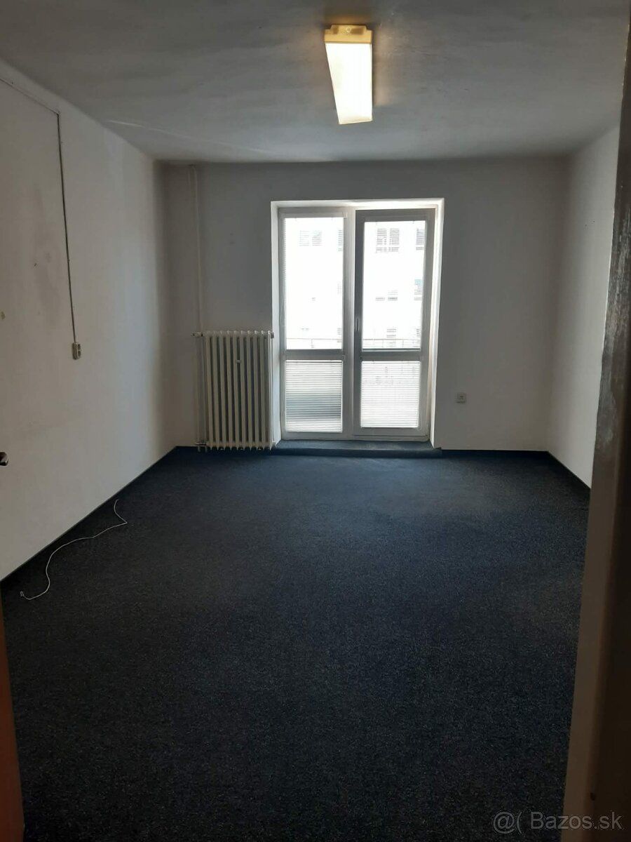 Ponúkame dvoj-kancelárie s balkónom 5 minút od centra mesta.