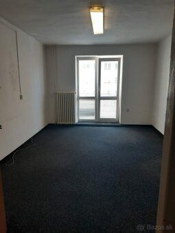 Ponúkame dvoj-kancelárie s balkónom 5 minút od centra mesta.