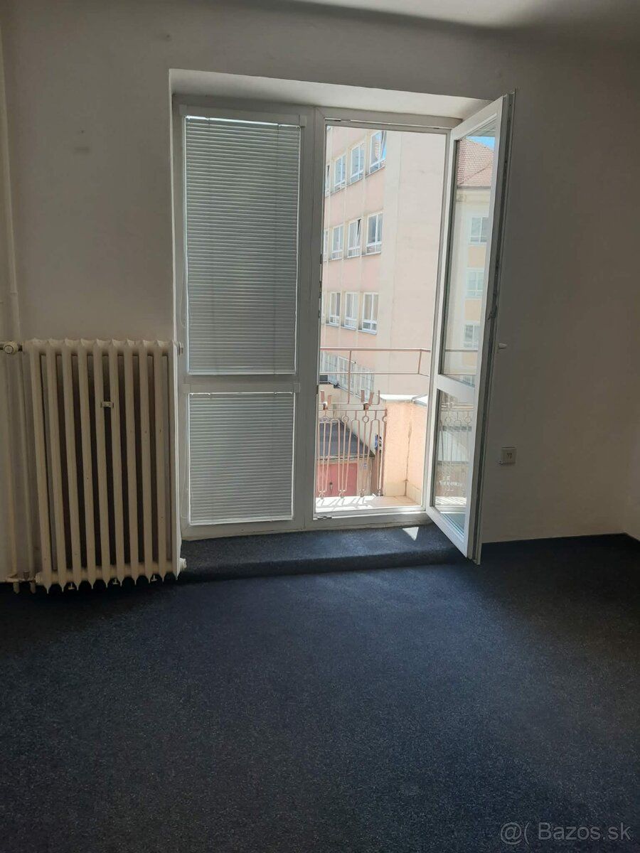 Ponúkame dvoj-kancelárie s balkónom 5 minút od centra mesta.