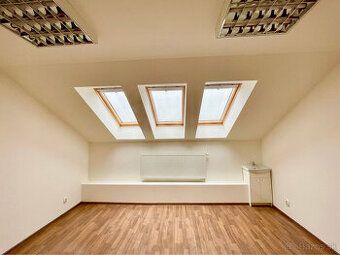 Ponúkame dvoj-kancelárie s balkónom 5 minút od centra mesta.