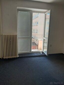 Ponúkame dvoj-kancelárie s balkónom 5 minút od centra mesta.