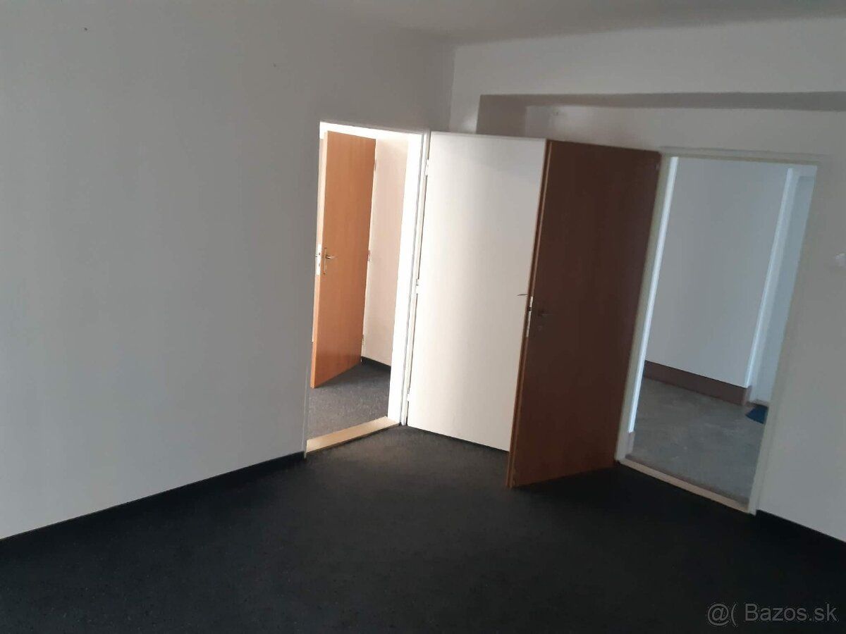 Ponúkame dvoj-kancelárie s balkónom 5 minút od centra mesta.