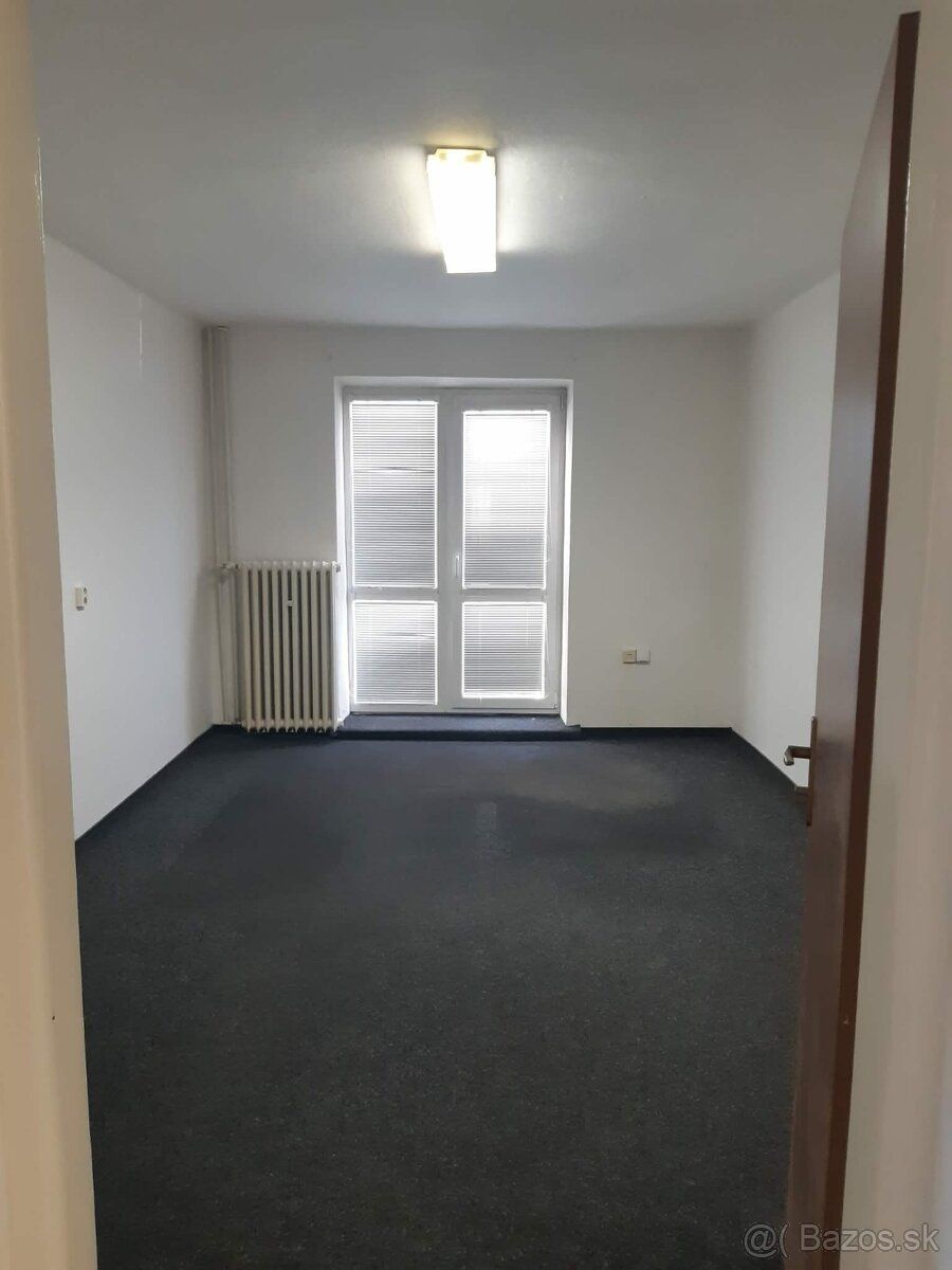 Ponúkame dvoj-kancelárie s balkónom 5 minút od centra mesta.