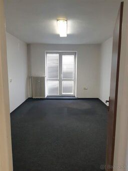 Ponúkame dvoj-kancelárie s balkónom 5 minút od centra mesta.