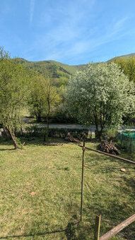 Predám záhradu s drevenou chatkou v oblasti Kysak, pri rieke