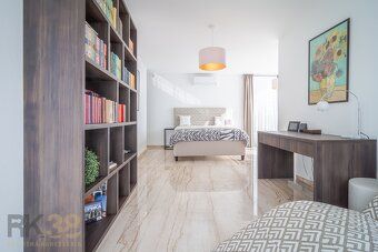 Tento exkluzívny 5-izbový apartmán sa nachádza v tichej a ži