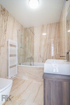 Tento exkluzívny 5-izbový apartmán sa nachádza v tichej a ži