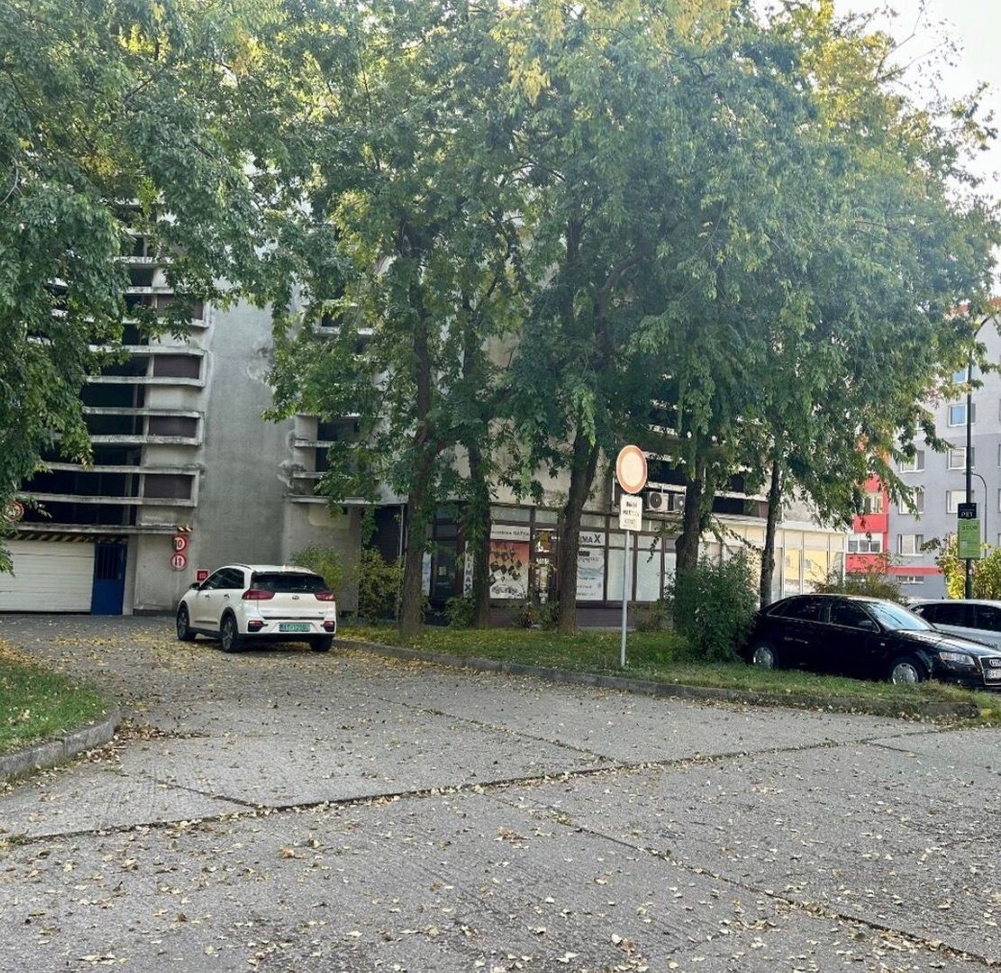 Ponúkame Vám na predaj priestrannú nadrozmernú garáž v parko