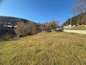 Slnečný takmer rovinatý pozemok o výmere viac ako 600 m² s r