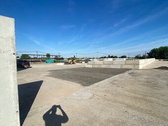 Ponúkam na prenájom 3x halu 1x 100m2 1x200m2 1x800m2. Ďalej 